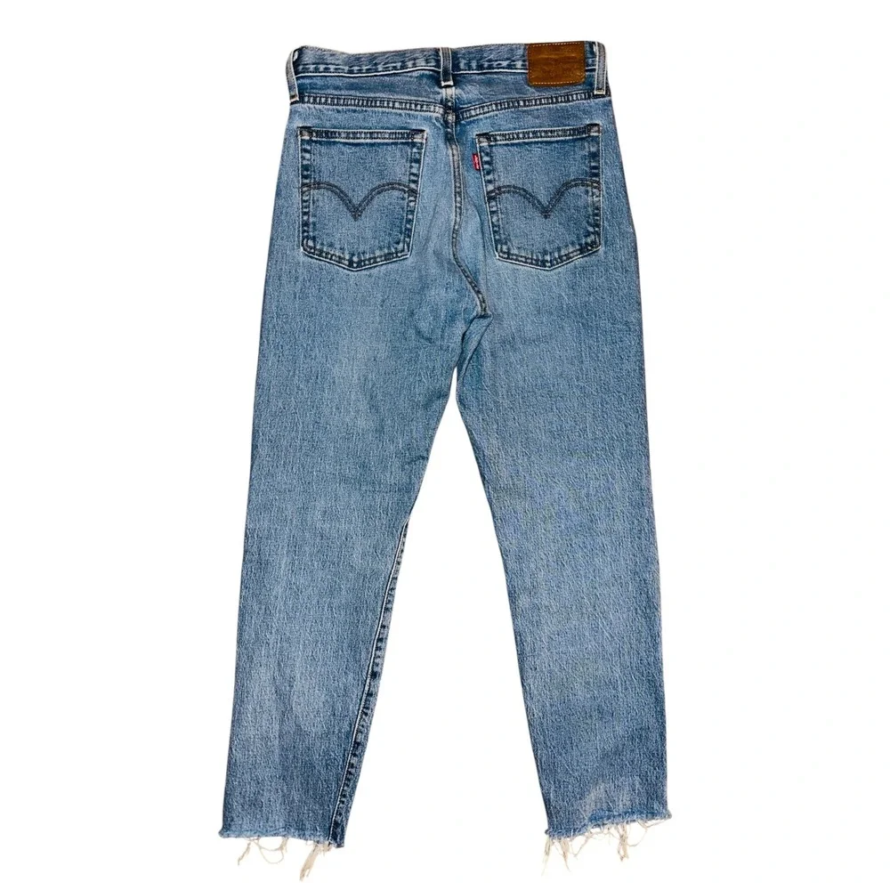 WB2 Levi's Premium Wedgie Fit Jeans Size 27 Light Wash Distressed Hem‎
